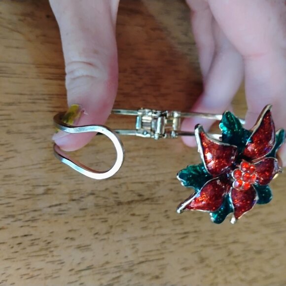 Openable Poinsetta bangle bracelet - Picture 3 of 4